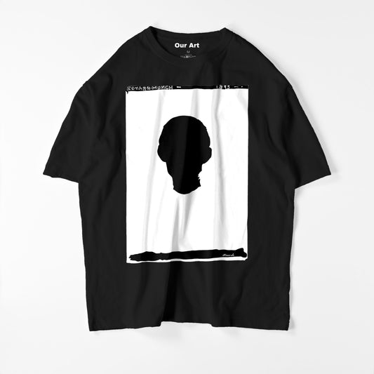 Autoportrait avec un bras squelette (t-shirt noir)